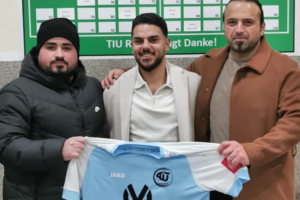 Jawad Morsel (M.) soll TIU Rünthe beim Projekt Aufstieg helfen. Jawad Morsel (M.) soll TIU Rünthe beim Projekt Aufstieg helfen.