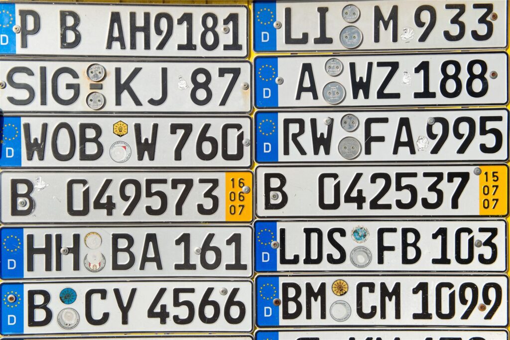 Auto-Kennzeichen hängen an einem Geschäft eines Schildermachers. Auto-Kennzeichen hängen an einem Geschäft eines Schildermachers.
