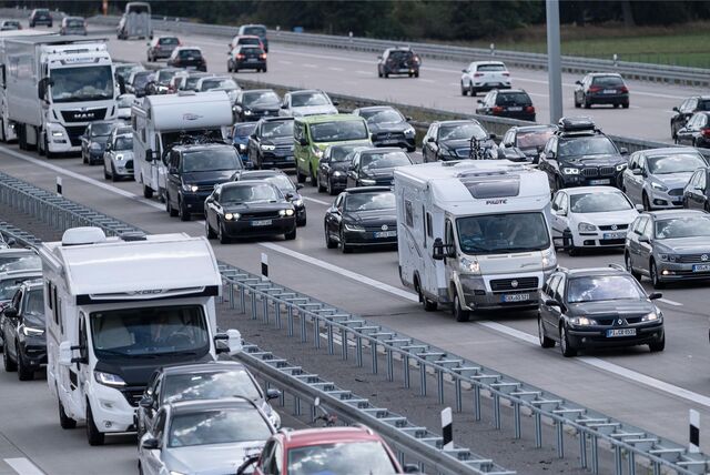 Fahrzeuge stehen auf einer Autobahn in Niedersachsen im Stau.