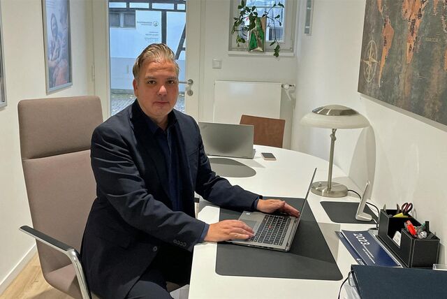 Der Werner Immobilienmakler Marco Mintel sitzt an seinem Schreibtisch.