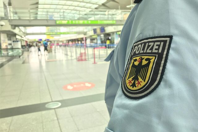 Ein Bundespolizist am Dortmunder Flughafen (Symbolbild).
