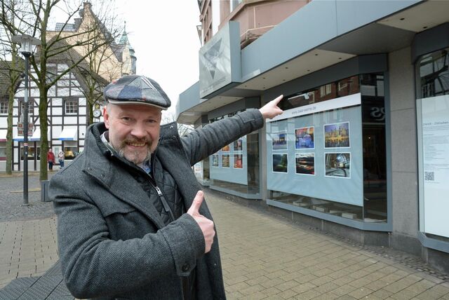 Hubertus Waterhues von Bücher Beckmann zeigt auf die Immobilie an der Bonenstraße 3 in Werne