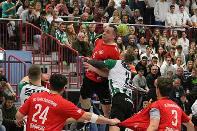 Bergkamens Pascal Terbeck (M.) wirft in der Luft, umklammert von einem Gegenspieler.