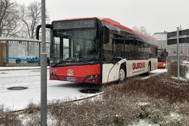 Ein Quecke-Bus am Bahnhof
