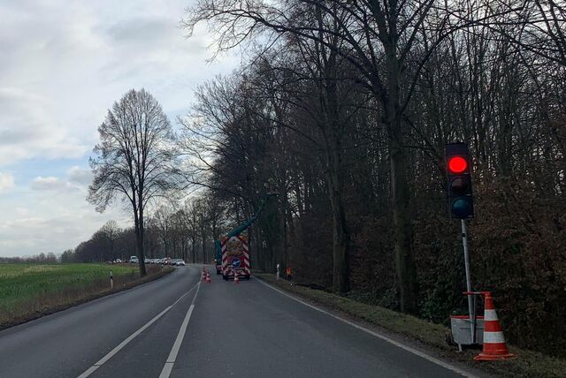 Ein Blick auf die Lünener Straße in Bergkamen und eine rote Baustellen-Ampel