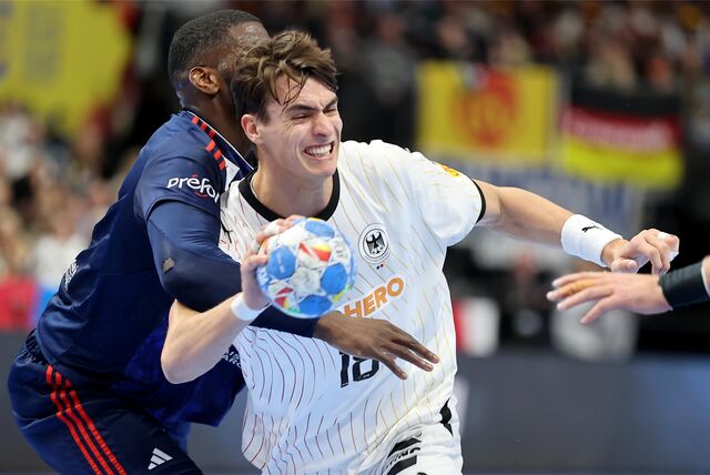 Beim Spiel Frankreich gegen Deutschland in der Vorrunde sind zwei Spieler zu sehen.