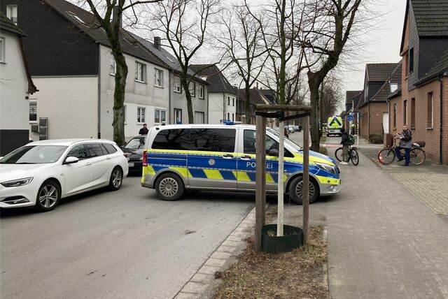 Die Bonifatiusstraße in Marl-Brassert wurde nach dem Unfall von der Polizei gesperrt.