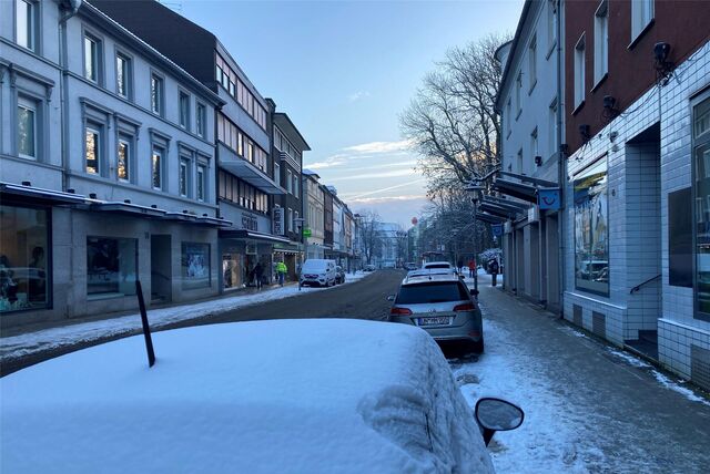 Die verschneite Bahnhofstraße.