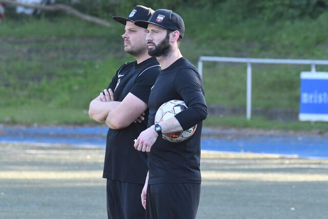 David Sawatzki (r.) und Christian Sawatzki beobachten das Trainingsgeschehen