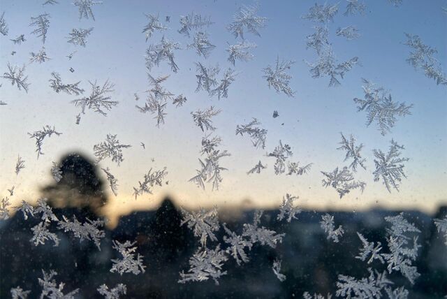 Eisblumen sind am Fenster zu sehen.