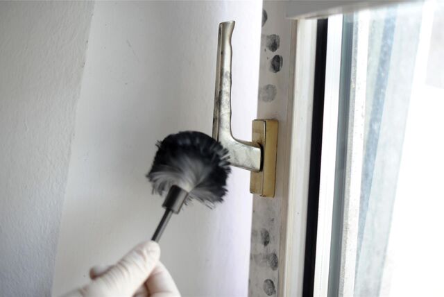 Die Spurensicherung nimmt Fingerabdrücke von einem Fenster. (Symbolbild)