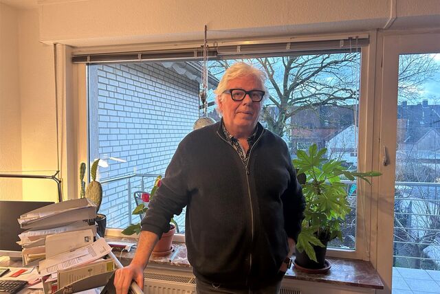 Burkhard Streich steht in seinem Büro. Er ist rechtlicher Betreuer in Lünen.