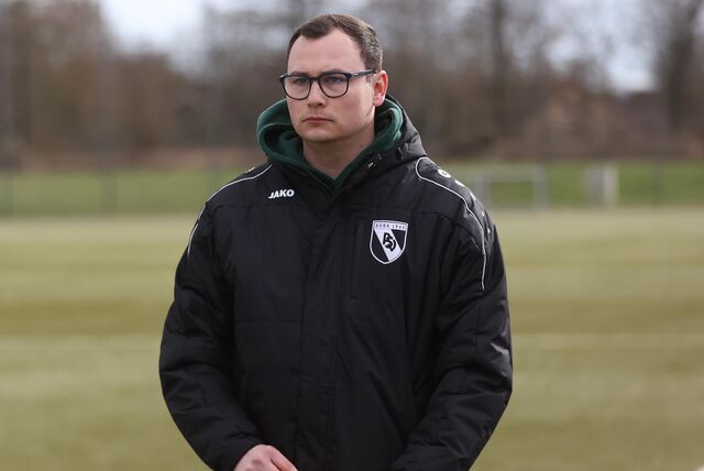 Flemming Neuhaus beobachtet seine Mannschaft.