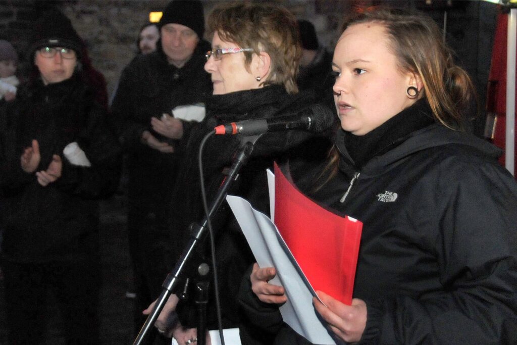 Nele Blase vom Bündnis gegen Rechts spricht auf einer Mahnwache. Nele Blase vom Bündnis gegen Rechts spricht auf einer Mahnwache.