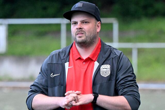 Christian Sawatzki guckt auf das Feld.