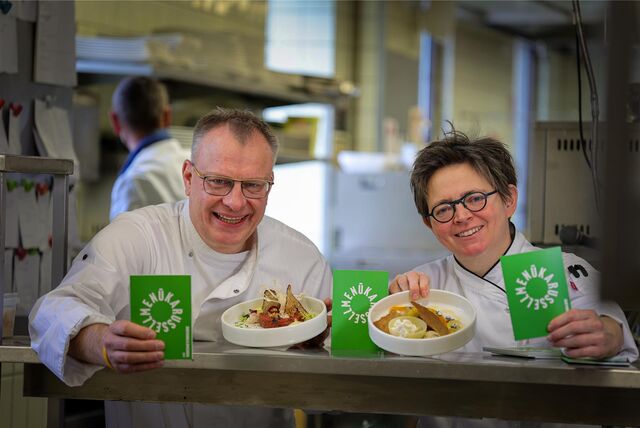 Günther Overkamp und Küchenchefin Bianca Overkamp sind Fans des Menü-Karussells und probieren gern bei anderen Köchen. Sie selbst zeigen die von ihnen kreierte Vorspeise: Rindertartar mit Eigelb-Espuma, Blumenkohl,Kapern-Mayonnaise und Senf-Kaviar (links) und das Dessert: Kürbis trifft Birne, mit Trüffel, Mandel und Kuchen.