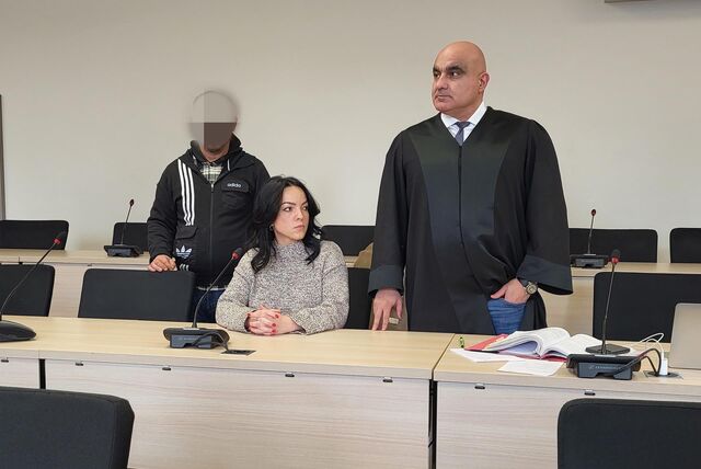 Der Angeklagte neben seinem Verteidiger Aykan Akyildiz und einer Dolmetscherin kurz vor der Urteilsverkündung im Essener Landgericht
