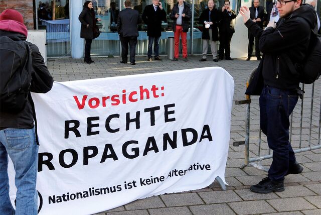 2015 gab es eine Demo für ein buntes Kamen vor der Stadthalle, in der der AFD-Landesparteitag stattfindet.