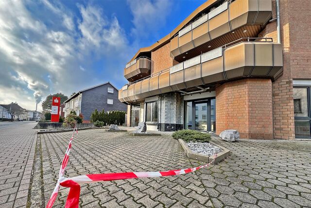 Die Baustelle vor der Sparkasse ist mit einem Absperrband versperrt.