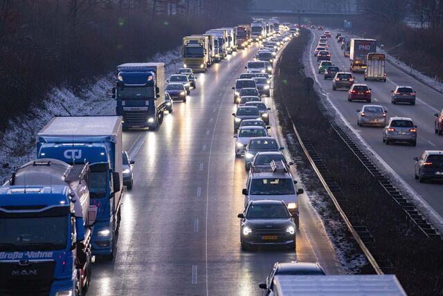 Auf der A44 bei Unna staut sich nach einem Unfall der Verkehr