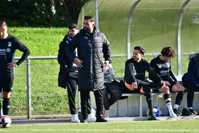 Aykut Kocabas steht für Eintracht Werne am Spielfeldrand.