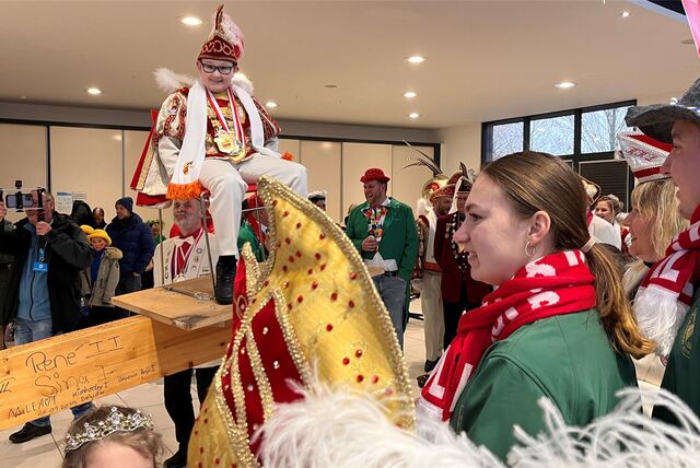 Der Karnvalsprinz wird gewogen und sein Gewicht geschätzt.