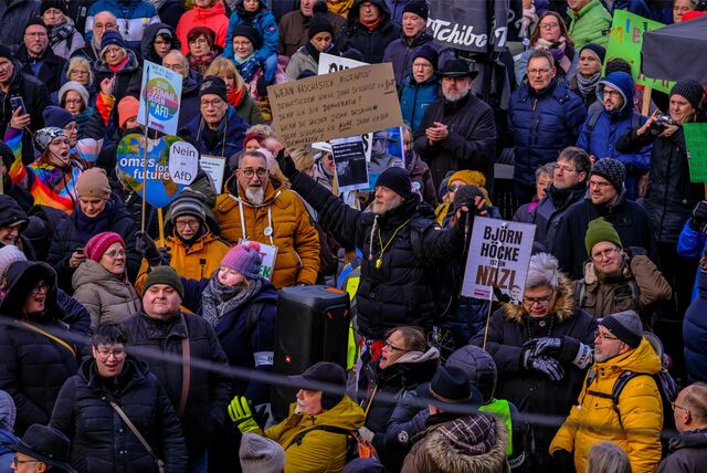 Menschen in Recklinghausen demonstrieren gegen Rechts. Mitorganisator Peter Gerwinat steht mit erhobenen Armen in der Menge