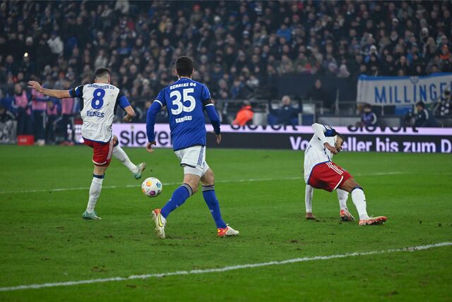 Hier erzielt Laszlo Benes (Nr. 8) das 2:0 für den Hamburger SV.