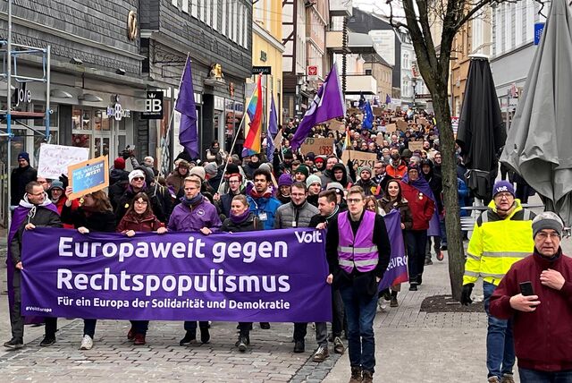 Auf Initiative der Europapartei Volt zogen Menschen am Sonntag (21. Januar) durch die Unnaer Innenstadt