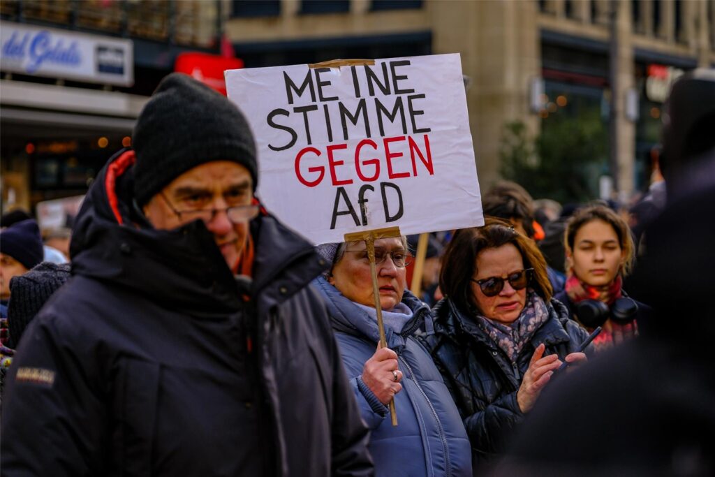 Eine demonstrierende Frau hält in Recklinghausen ein Schild Eine demonstrierende Frau hält in Recklinghausen ein Schild