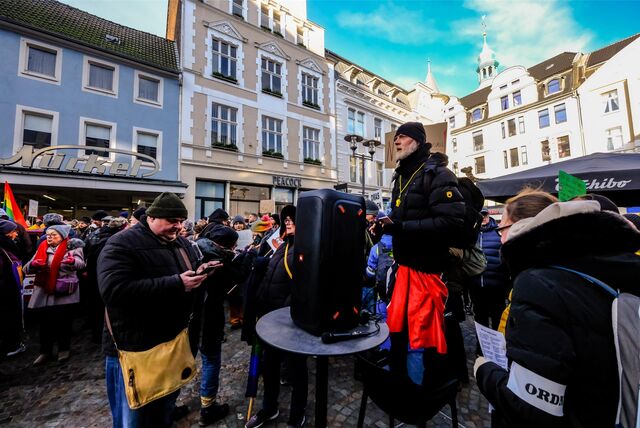 Demonstration gegen Rechts am 20.1.2024 in Recklinghausen. Mitorganisator Peter Gerwinat (r.) spricht auf dem Altstadtmarkt