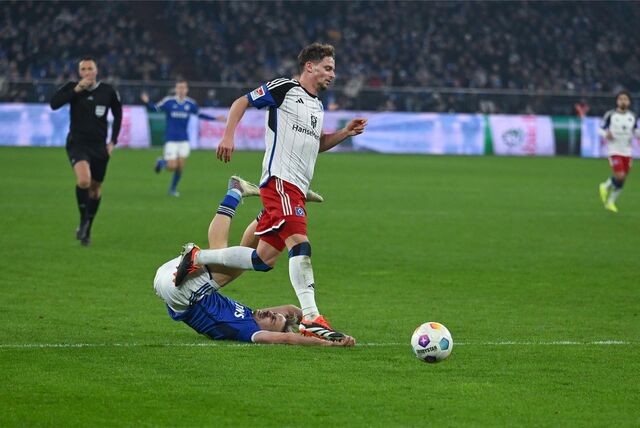 Cedric Brunner (l., Schalke 04), Moritz Heyer (HSV)