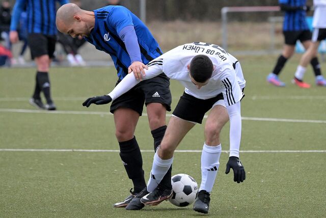 Marcel Salmen strauchelt im Zweikampf mit seinem Gegenspieler.