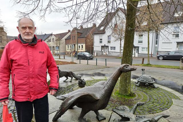 Das Bild zeigt Hans-Georg Fohrmeister am Kunstwerk auf dem Gahmener Marktplatz. Der Stadtteil liegt dem 76-Jährigen sehr am Herzen.