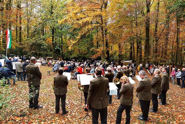Zahlreiche Besucher stehen auf der Waldlichtung hinter dem Schwerter Freischütz zur traditionellen Hubertusmesse. 2023 musste sie abgesagt werden.