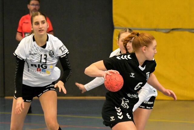 Svea Renhof (am Ball) und der Lüner SV schalten sich durch den Sieg gegen Tabellenführer Oespel-Kley ins Meister-Rennen ein.