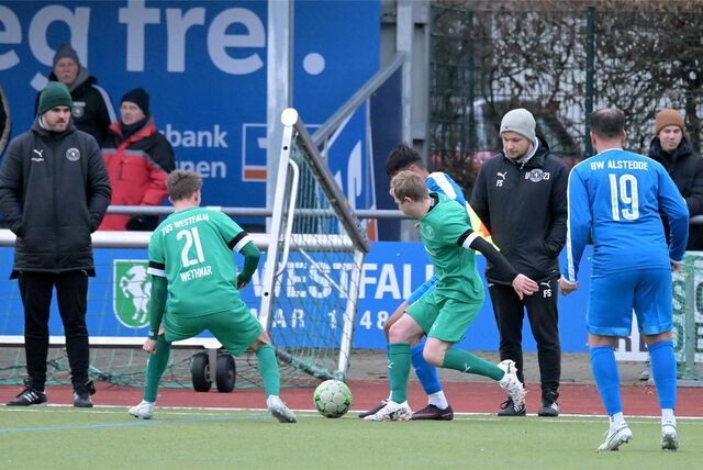 Riaan Neutzner und Hakan Uzun laufen zum Ball