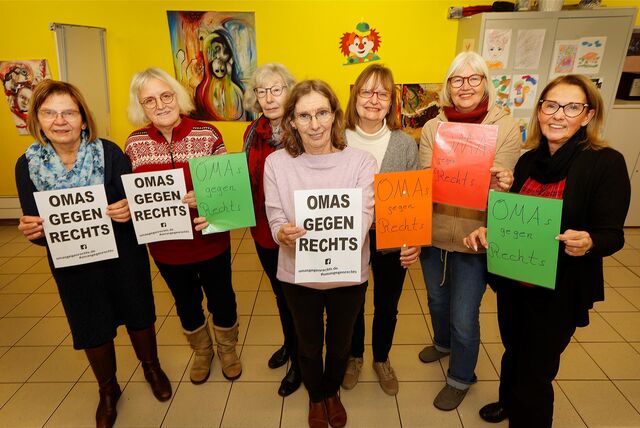 Sieben Seniorinnen halten Plakate hoch, auf denen steht: Omas gegen Rechts