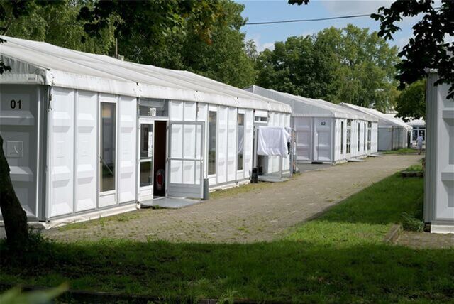 Derzeit leben noch rund 500 Menschen in der Borker Zeltstadt. Zum 30. Juni 2024 soll der Betrieb in der Unterkunft laut Plan der Bezirksregierung enden.