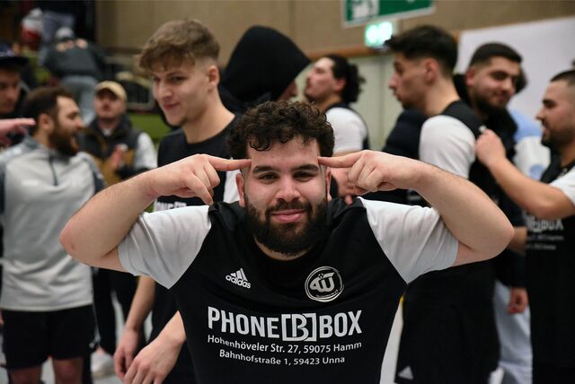 Ein Spieler von TIU Rünthe hält sich beide Zeigefinger zueinander gerichtet an die Schläfen.