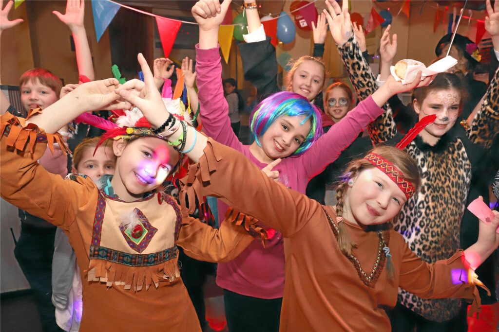 Kinder feiern Karneval und tragen bunte Kostüme. Kinder feiern Karneval und tragen bunte Kostüme.