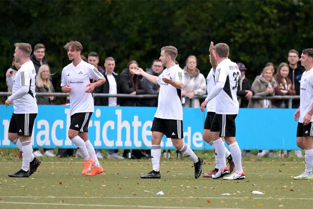 Der VfB Lünen freut sich über ein Tor.