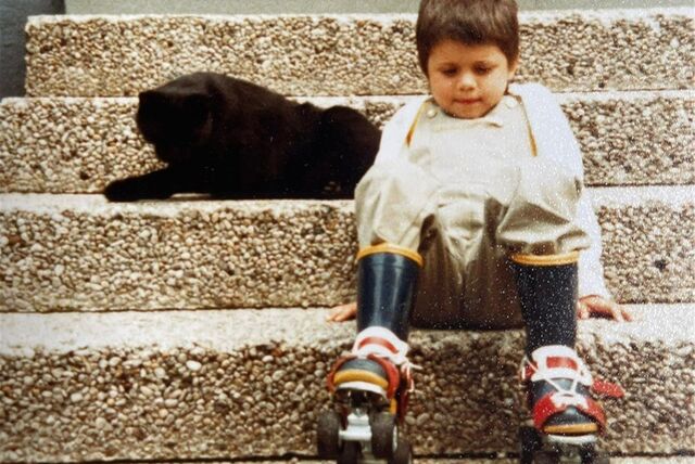 Die Rollschuhe sind an – jetzt muss die kleine Martina nur noch losfahren. Nach vielen vergeblichen Versuchen war eines schnell klar: Eine Rollerdisco kann ich abschreiben!