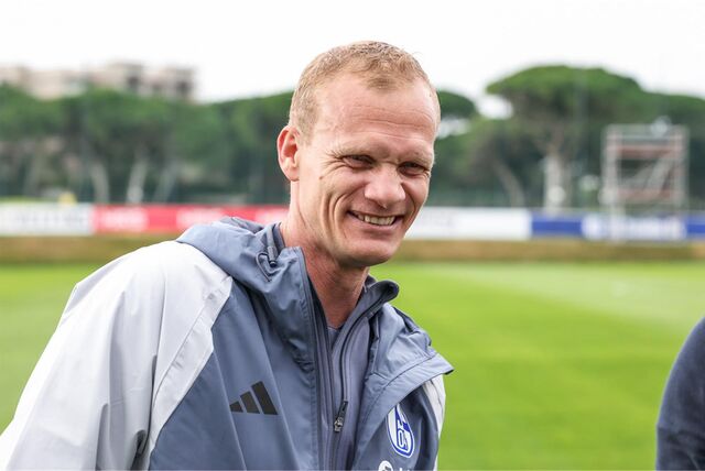 03.01.2024, Fussball, 2. Bundesliga, Saison 2023/2024, Wintertrainingslager FC Schalke 04 in Albufeira/Portugal, Cheftrainer Karel Geraerts (FC Schalke 04)


Foto: Tim Rehbein/RHR-FOTO