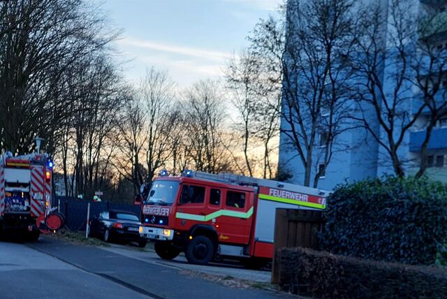 An der Falkstraße in Unna stehen am 8. Januar 2024 mehrere Feuerwehrfahrzeuge vor einem Mehrfamilienhaus.