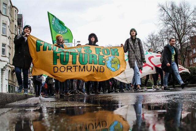 Sarah Mack (2.v.l.) bei einer FFF-Demo 2019. Sie meint: Politisch haben die Proteste nicht viel bewirkt.