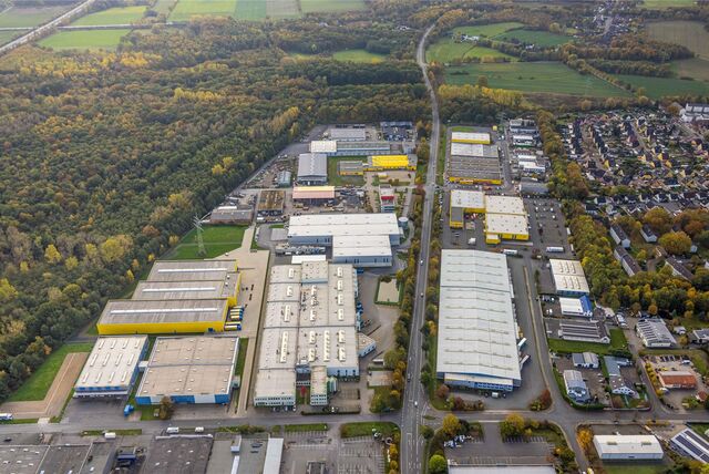 Die Industriestraße in Bergkamen-Rünthe vom Ostenhellweg aus betrachtet mit den Gebäuden von Bulten und Poco an beiden Seiten.
