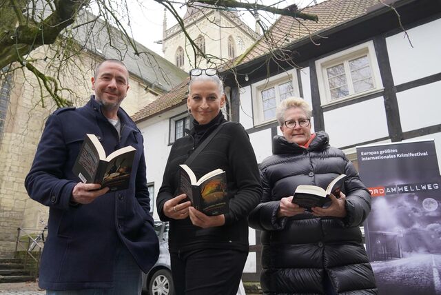 v. l. n. r.: Heiner Remmert, Tatjana Kruse und Sigrun Krauß stehen im historischen Stadtkern von Unna.