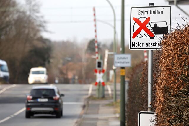 Auf einem Straßenschild ist ein Auto zu mit einer Abgaswolke zu sehen. Die Wolke ist mit einem roten Kreuz durchgestrichen. Daneben steht geschrieben: Beim Halten – Motor abschalten.