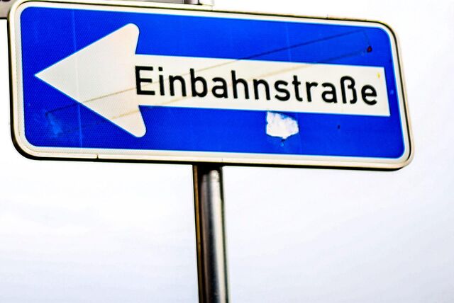 Das Bild zeigt ein Schild mit der Aufschrift Einbahnstraße